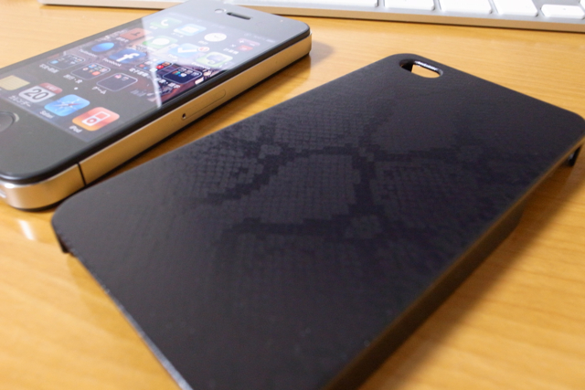 iPhone4ケース　ハードプロテクト特殊印刷カバー（携帯ケース）【050　ヘビ柄（黒）】の写真