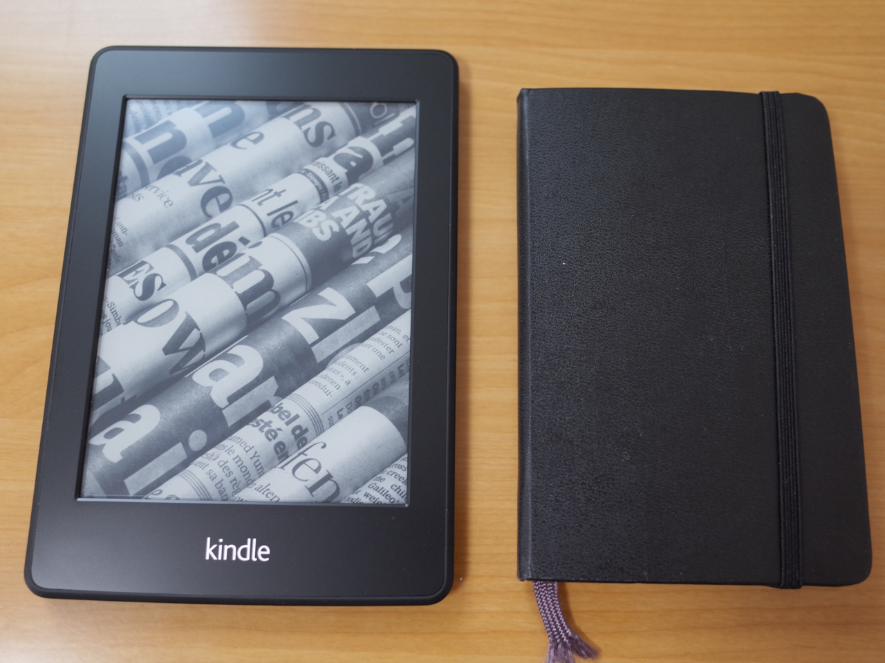 Kindle PaperwhiteとMoleskineの写真