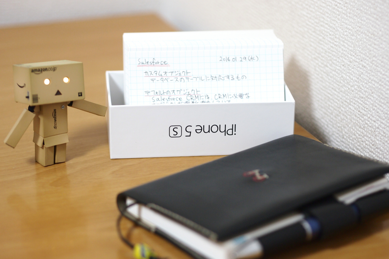 iPhone5の箱と情報カードの写真